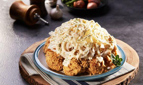 SNOW ONION FRIED CHICKEN 
 [Crispy fried chicken topped with slice onion with savory and creamy sauce on top]