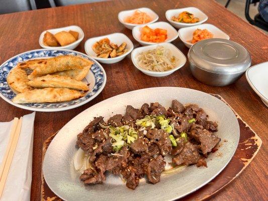 Bulgogi with the side dishes and Goonmandu