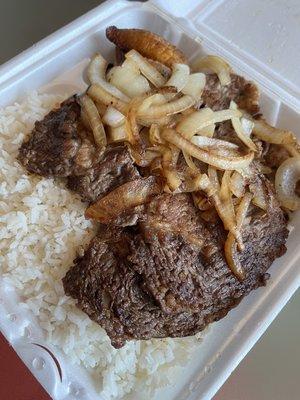 The Bistec Lomo Super Grande (Large rib eye steak) with cebollas (onions) y Plantains (bananas). Still Muy bueno (very good)!! (!!)