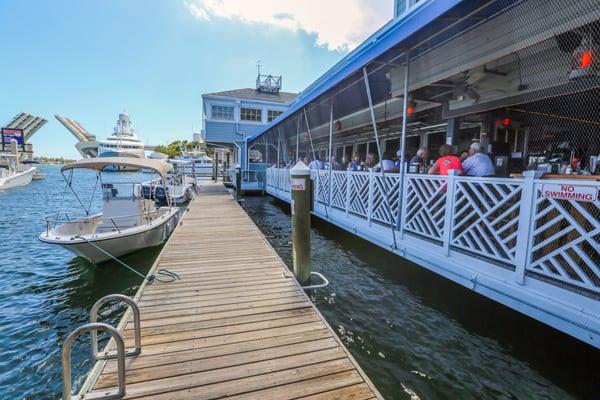 Lauderdale Marina has its own award-winning restaurant, 15th Street Fisheries. Downstairs Dockside is very popular with boaters.