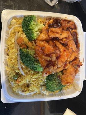 Orange chicken lunch special (w/ white meat substitution for small up charge ). Food was flavorful and fresh. Service was outstanding.