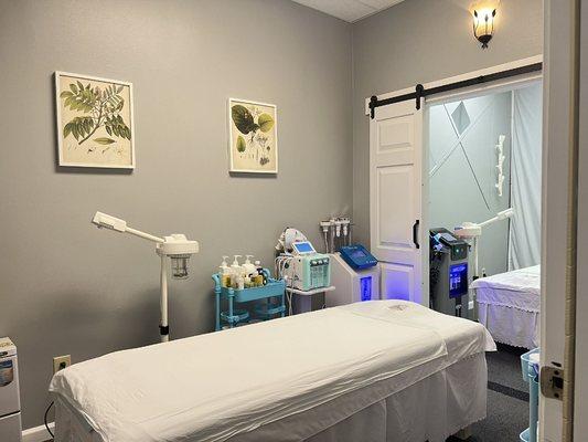 Perfect facials with natural products and advanced facial machines.