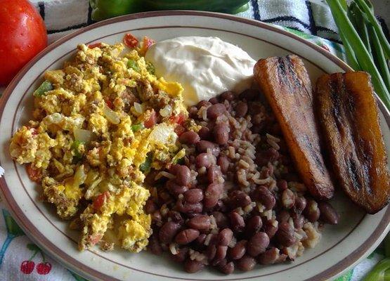 Huevos con choriso salvadoreño