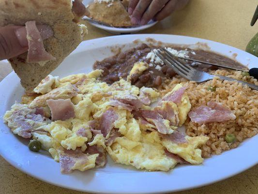 Huevos con hamon arroz y frijoles