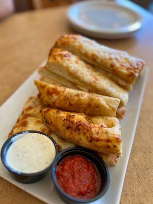 Garlic Cheese Breadsticks | IG: Smackinfood