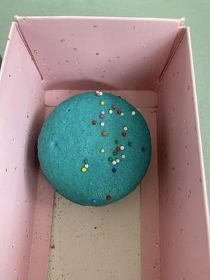 Birthday cake macaron