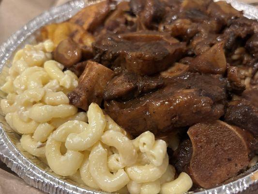 Oxtail with macaroni salad