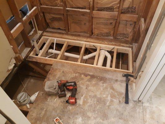 Lowered subfloor to allow curb-less shower pan