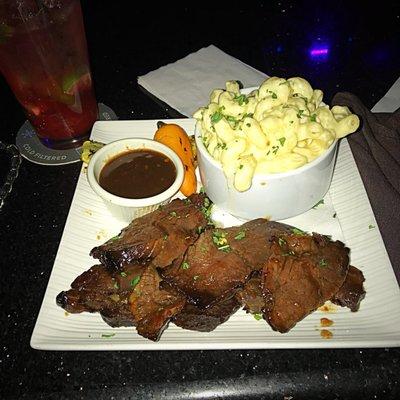 Hanger steak, mac & cheese & a strawberry mojito