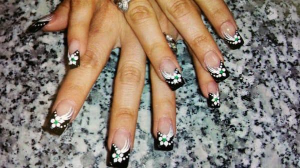 Kim did client's acryclic nails perfectly, prettily and naturally.