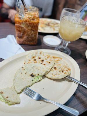 Pupusas  y Agua de Arrallan (el agua de ensalada está riquísima y me la termine antes que me llegaran las pupusas)