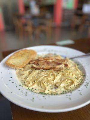 Fettuccine chicken alfredo