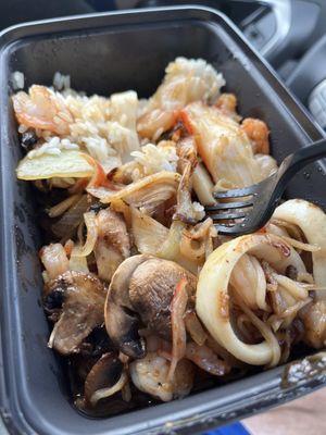 Create your own bowl with calamari, shrimp, crab, mushrooms, onions and rice with 3G sauce!