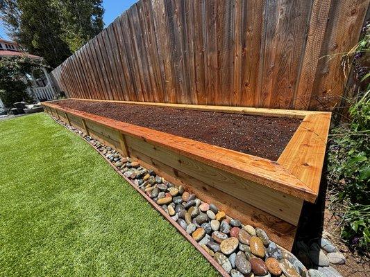 Raised planter bed