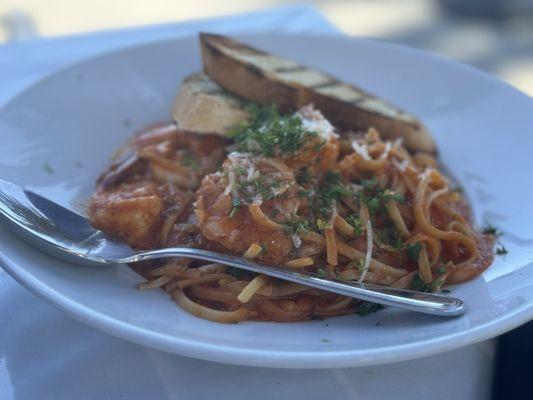 Shrimp pasta with grilled crostini