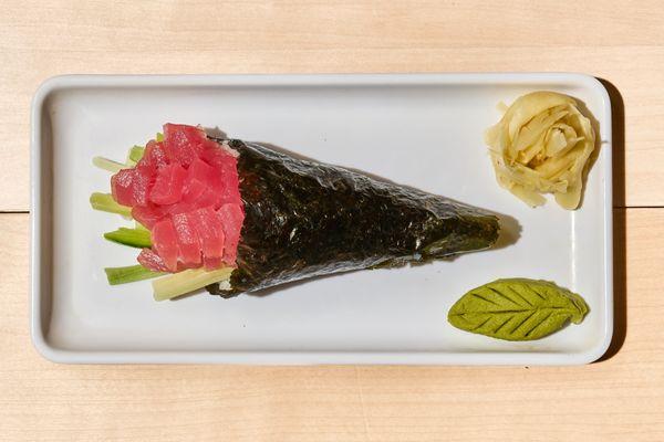 Tuna hand roll