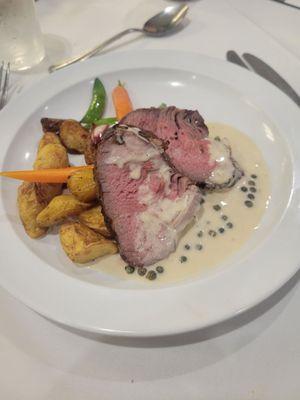 Entrée: tri-tip au poivre with fingerling potatoes and seasoned vegetables