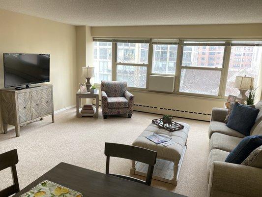 Our one bedroom apartments includes large spacious rooms to fit all of your home furniture. (Facing westbound towards Sheridan Road)