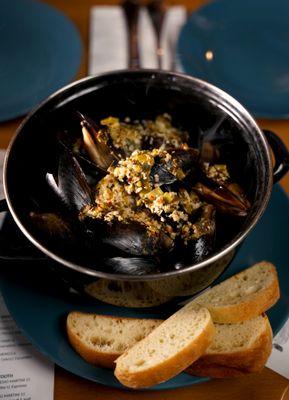 Mussles in Thai style sauce with artesian bread