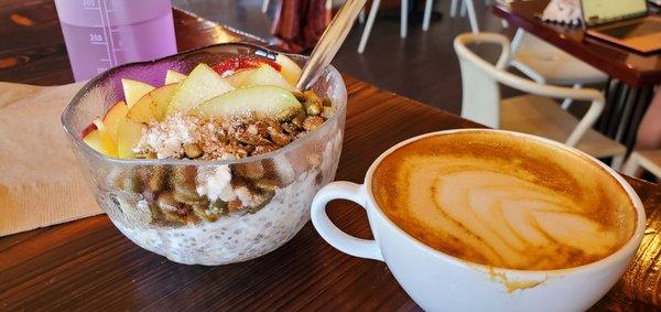 They have the best overnight oats (Tazon de Desayuno)! And coffee tastes awesome too.