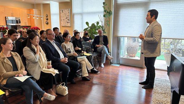 Mr. Kim talks in front of audiences at the recital