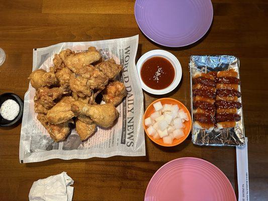 Fried chicken with hot & spicy sauce on the side. Appetizer so-ddeok so-ddeok.