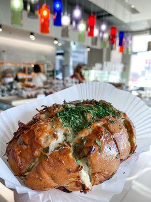 Green onion pesto bread