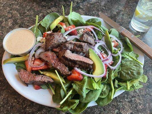 Spinach and steak salad was amazing, the house dressing was so good!!