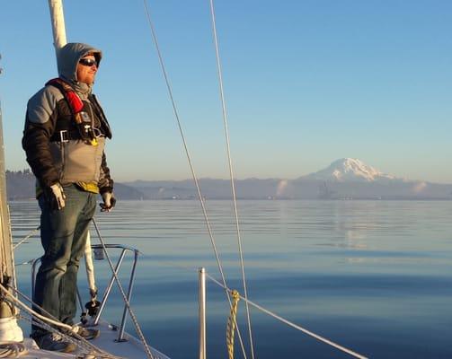 Club Member enjoying his sail in Tacoma with Mt. Rainer in the background