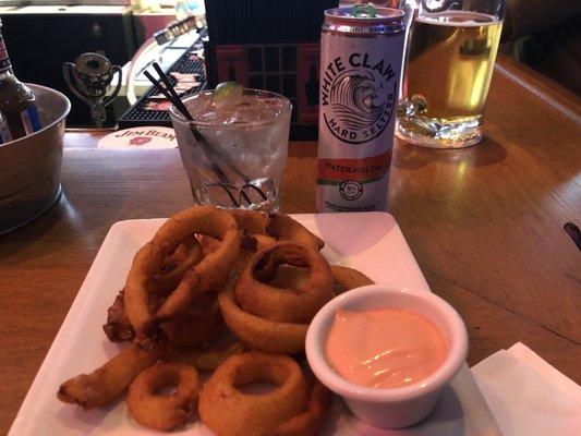 Fantastic onion rings, fry sauce and gin and tonic! White Claw for my friend.