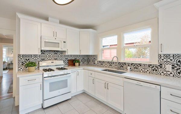 M25 Aspen White cabinets with CT-433 BORGHINI countertop