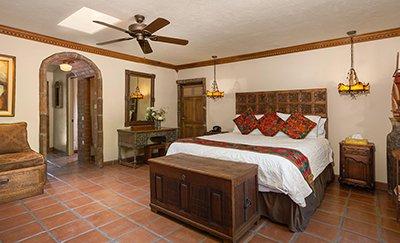 Casita Antigua has a king bed and full kitchen.