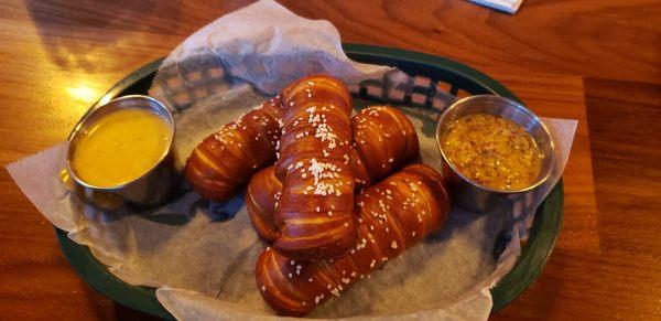 Pretzels with queso and sweet/spicy mustard