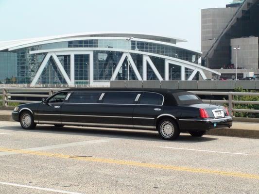 Black 10-Passenger SuperStretch Towncar Limousine