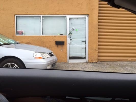 United Royal Van Lines Corporate Office, Pompano -- no sign, no one answers the door. Their mailing address is a UPS store.