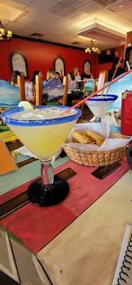 margarita and complimentary chips