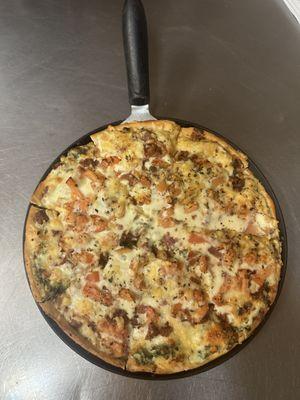 April pizza of the month!
Spinach and artichoke dip, fresh tomatoes and bacon