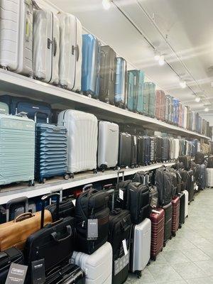 Samsonite Luggage, Backpacks, Laptop Bags, Duffels. Suitcases Large, Medium, Carry-On, Extra Large Hard sided & Soft side Lightweight.