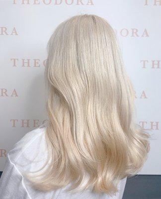 Icy blonde color and cut by director Chloe 1/3