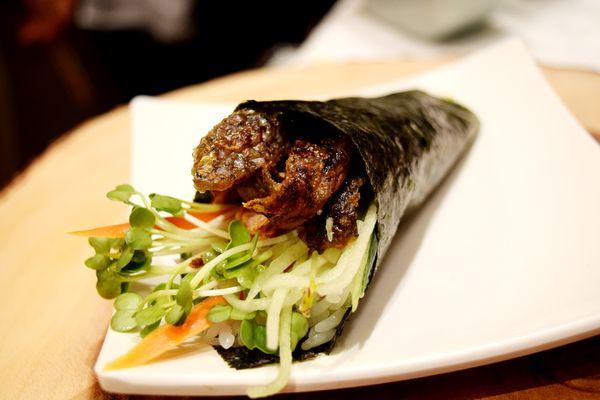 SALMON SKIN HAND ROLL