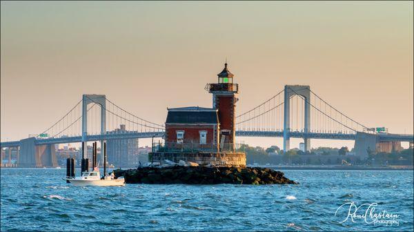 Stepping Stones lighthouse with Throgs Neck bridge in background.