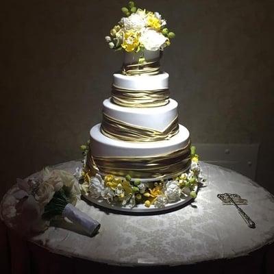 Pinspot lighting on wedding cake