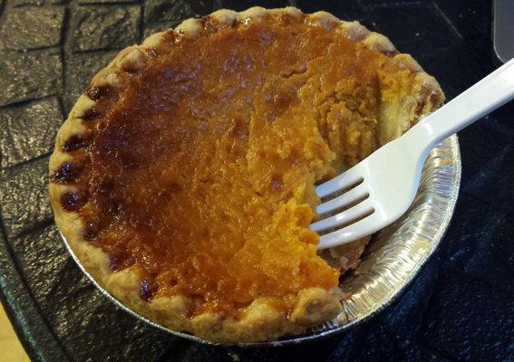 That's Aunt Cheryl's sweet potato pie, y'all. Yum.  I'd never actually had sweet potato pie. (Yes, I'm whiter than white, apparently. ;) )