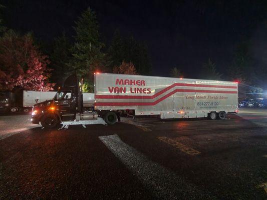 Picked up this little single axle day cab Freightliner Cascadia to help us with these short/empty semi trailers! What a cute truck!