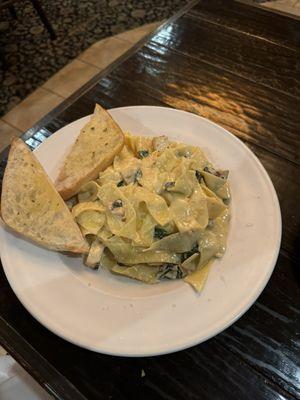 Chicken Florentine, sooo good. Large portion. Enough to feed 2 people.  The bread was really good too.