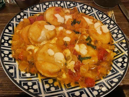 Ravioli in a fresh tomato and basel sauce with mozzarella.