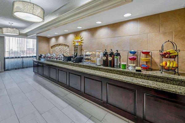 La Quinta Inn & Suites By Wyndham Dallas I-35 Walnut Hill LN