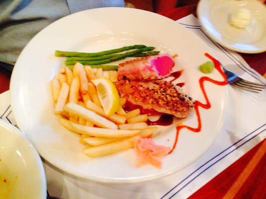 Grilled tuna rare, steamed asparagus and French fries. Delicious !! White wine superb.