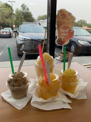 Raspado de Nuez pequeño, raspado de guayaba pequeño, raspado de mango pequeño, y raspado de rompope normal.