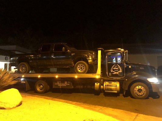 Nice clean tow truck being used.